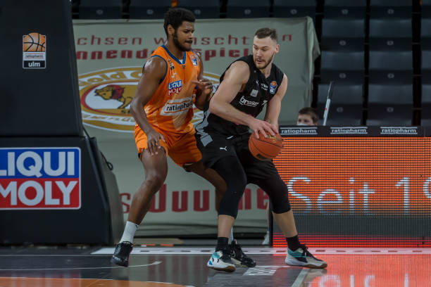 他沉着冷静 他沉着冷静