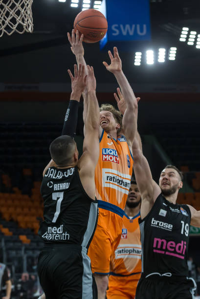 冲抢篮板 冲抢篮板